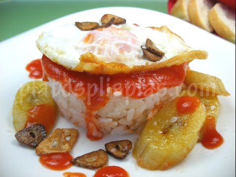 Arroz a la cubana con chips de ajo