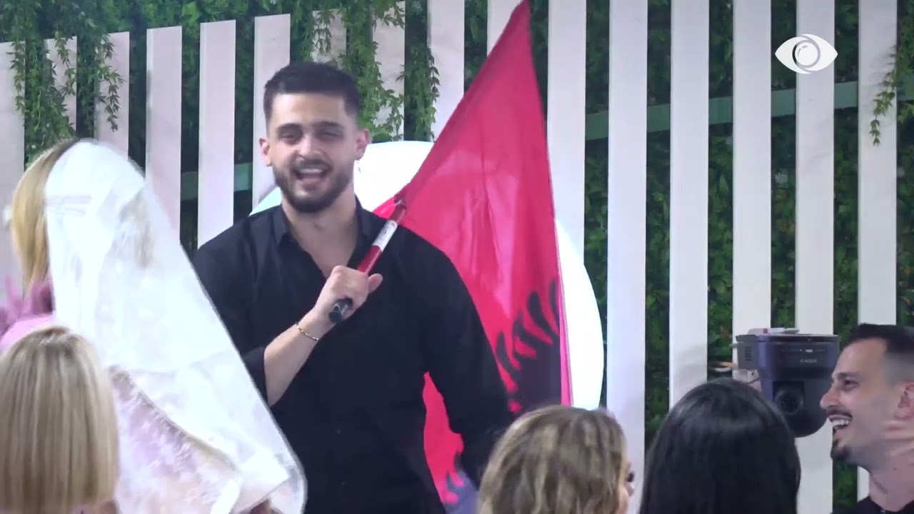 “Tunde moj Selinë, tunde…”/ Vijon atmosfera festive në shtëpi, Rogerti dhe Miri vëzhgojnë banorët nga larg