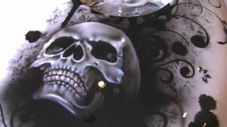 Motorradtank Black and White Skull Airbrush Design und Bandit XXR Fighter Helm