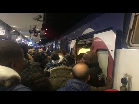 Retraites: Gare du Nord à Paris, les quais du RER D bondés à l'heure de pointe | AFP Images