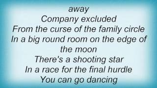 Elton John - Dancing In The End Zone Lyrics