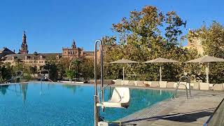 Piscina del Hotel Meliá Sevilla con vistas a la Plaza de España, simplemente esp