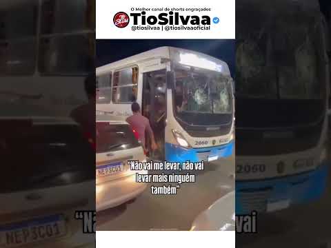 O Motorista abrindo a porta pro pessoal ir atrás dele KKKKKKKKKKK 😂😂 #memes