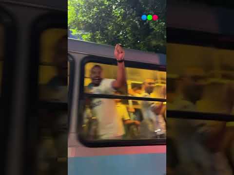 "¡Así llegaban los hinchas de La Academia al Maracaná! #LibertadoresEnTelefe" Barra: La Guardia Imperial &bull; Club: Racing Club