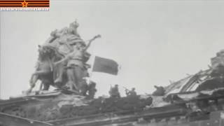 El Ejército Rojo iza el Estandarte de La Victoria Sobre el Reichstag (subtítulos en español)