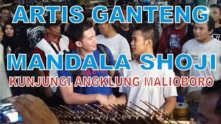 Download lagu Artis ganteng MANDALA SHOJI tiba-tiba datangi PENGAMEN ANGKLUNG CALUNG FUNK Malioboro mp3 Download lagu Artis ganteng MANDALA SHOJI tiba-tiba datangi PENGAMEN ANGKLUNG CALUNG FUNK Malioboro mp3