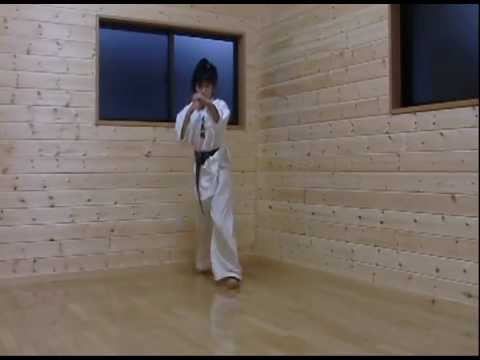 「KARATE」空手少女　小学生　跳び後ろ回し蹴り