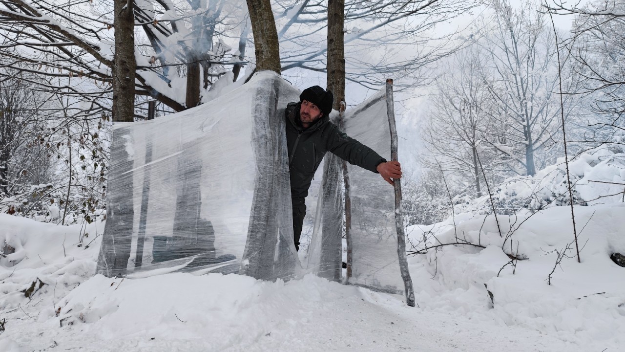 ❄️ Extreme Cold Survival: Testing a Plastic Wrap Shelter in Deep Snow!