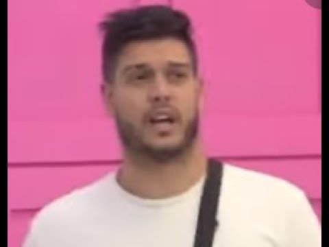 Orili se krici Zadrugom   uleteo u prostoriju, pa ga potkačio