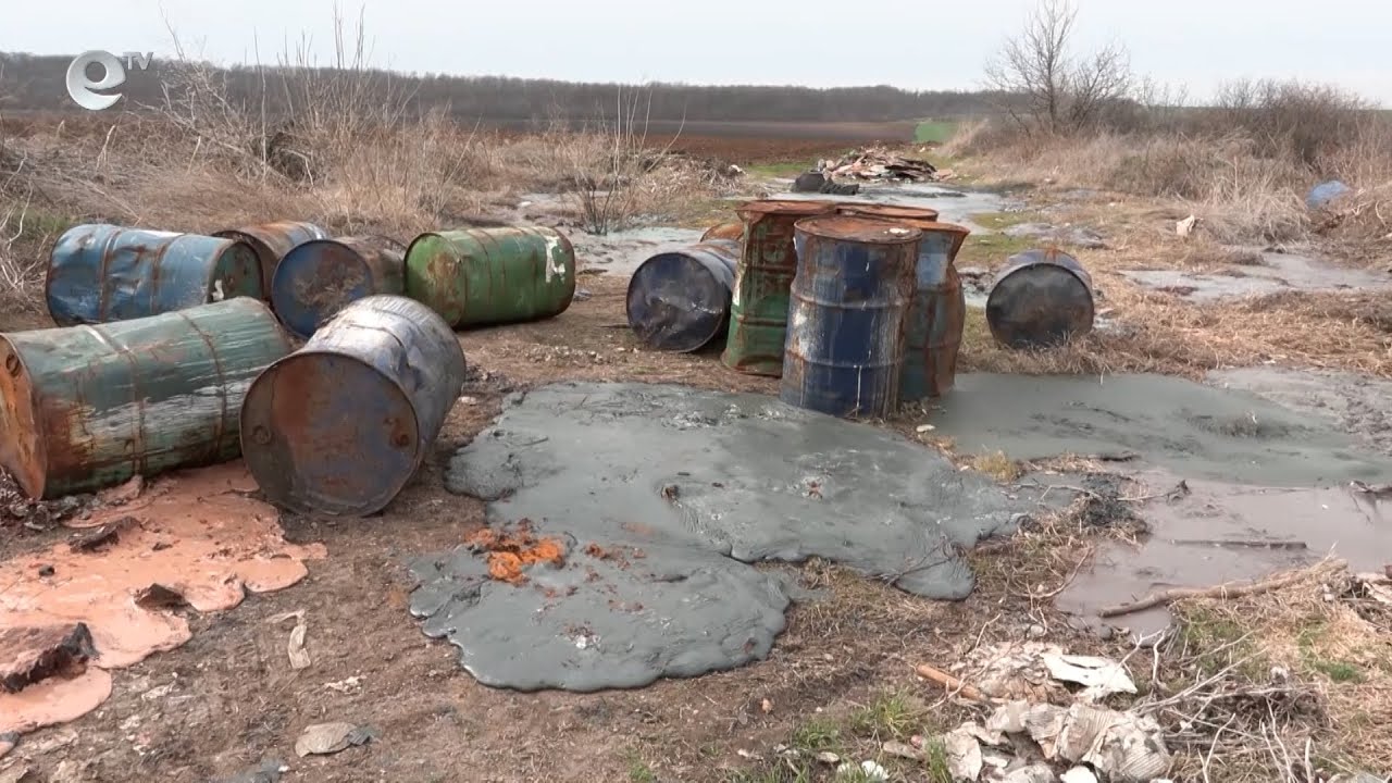 Службите на крак заради десетки варели с неизвестно вещество, изхвърлени край Димитровград