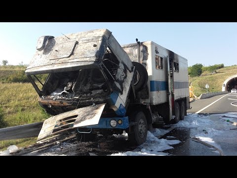 Bátaszéki szerek együttes vonulása az M6 autópályán történt tehergépkocsi tűzesethez