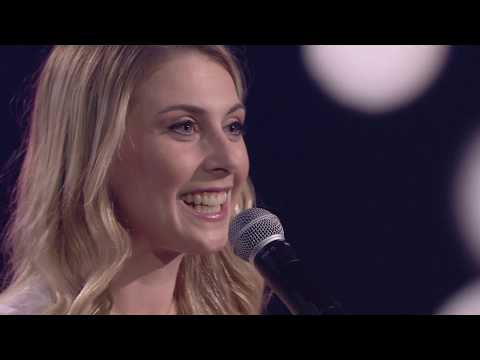 Laura Laune, chante "Chanson pour le Canada" à La Semaine des 4 Julie