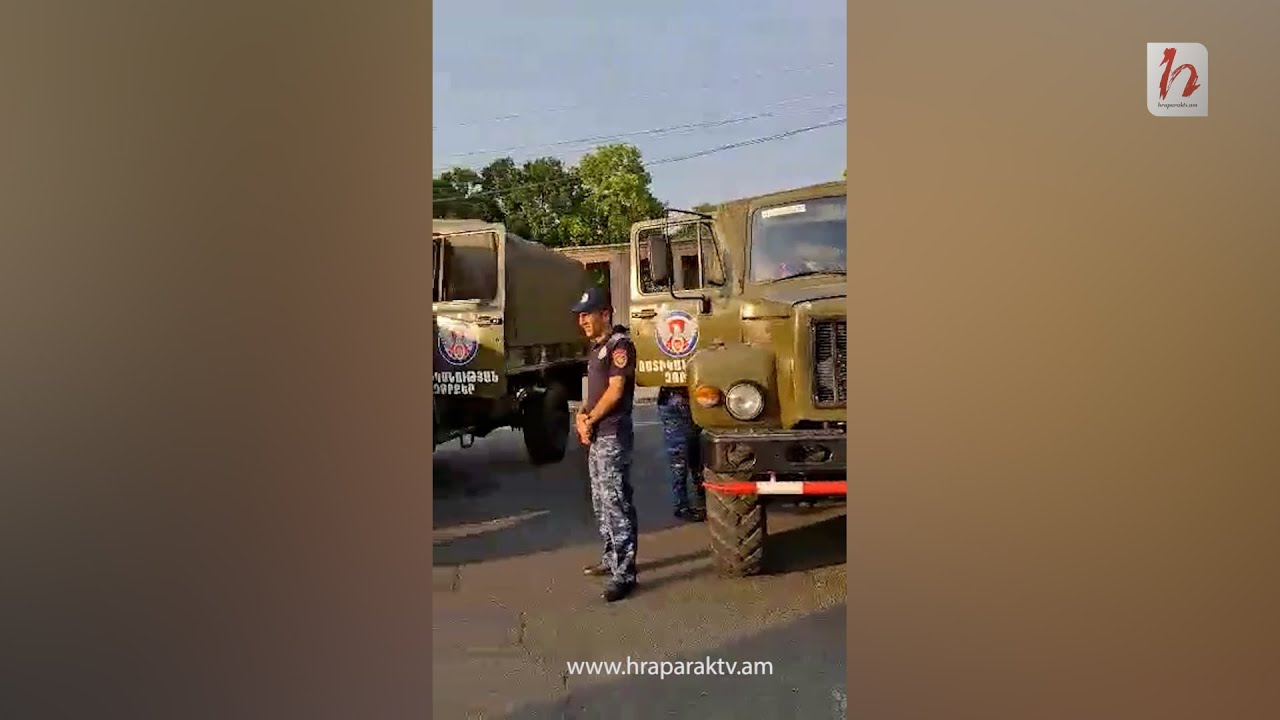 Ներքին զորքերի շարասյունները՝ հրապարակի ետնամասում