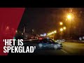 Auto's glijden en draaien rondjes op snelweg