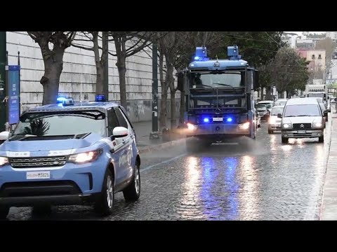 Coronavirus, la polizia sanifica le strade di Napoli