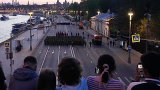 Rus askerler, Ukrayna saldırısı endişesiyle Zafer Günü geçidini prova etti