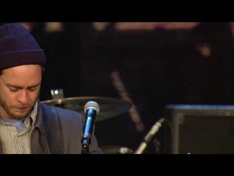 Amos Lee - Windows Are Rolled Down (Live at Farm Aid 25)