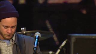 Amos Lee - Windows Are Rolled Down (Live at Farm Aid 25)