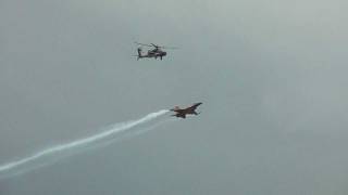 preview picture of video 'Apache AH64D + F16 Dutch Demo Team Looping + Flares  Full HD Koksijde Air Show 2011'