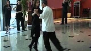 Osvaldo Zotto & Lorena Ermocida  - tango class - las sacadas de hombre y mujer
