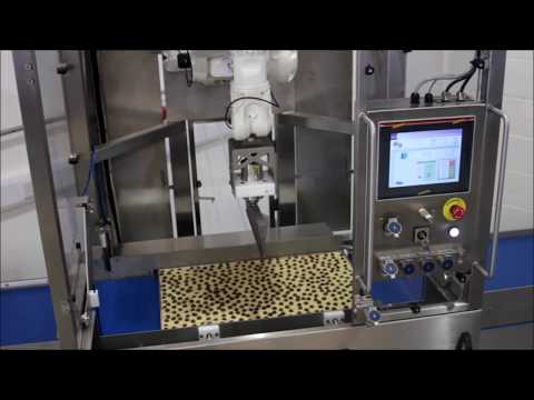 In-tray ultrasonic cake cutting machine