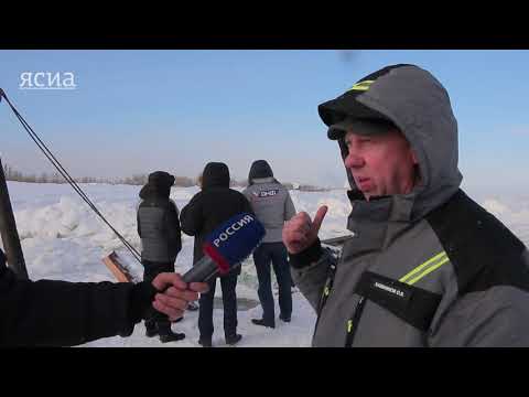 ВИДЕО. Самосвал, провалившийся под лед в Даркылахе, загрязняет воду нефтепродуктами