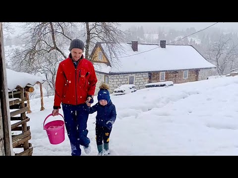 Ländliches Leben einer jungen Familie im Winter auf dem Gipfel des Berges, am Rande der Welt