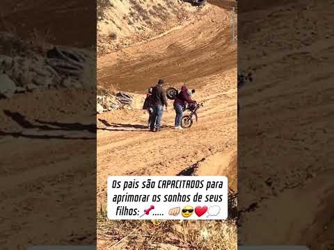 Mãe americana ajudando a filha em uma prova de Motocross. Pv 29.15. Esticando a corda do arco.