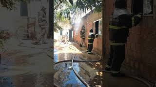 Bombeiros trabalham no combate as chamas em residência na Rua Margarida no Jardim Santa Rosa em Bataguassu