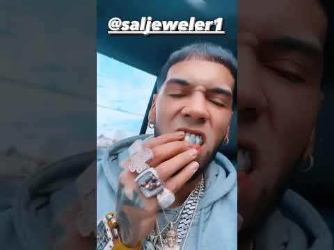 Anuel AA muestra sus dientes de diamantes