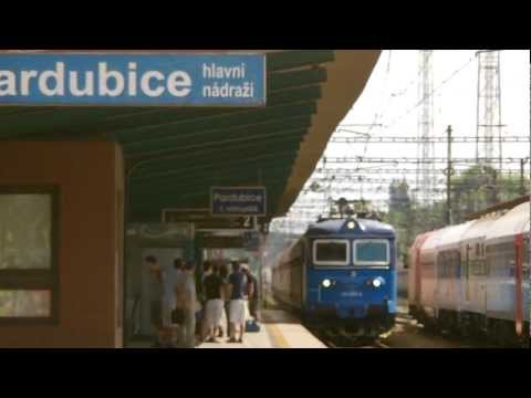 Průjezd nákladního vlaku Pardubickým Hlavním nádrazím