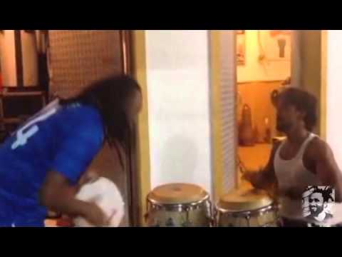 Carlos Café do Pandeiro homenageia os percussionistas