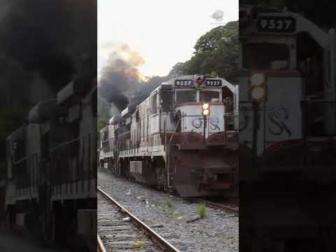 Carregado com a raríssima locomotiva GE SF30BB partindo da estação de Perdões