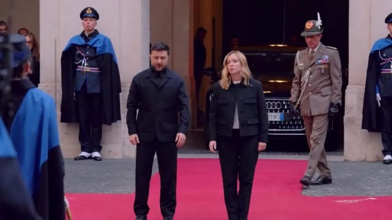 Zelensky canta inno ucraino durante onori militari a Palazzo Chigi con Giorgia Meloni