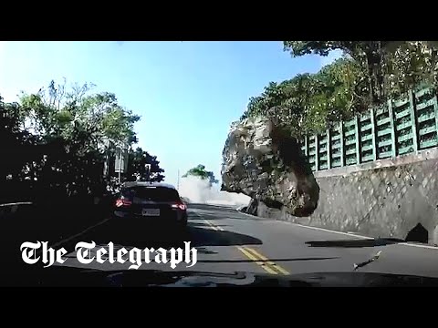 Moment boulder strikes car during Taiwan earthquake
