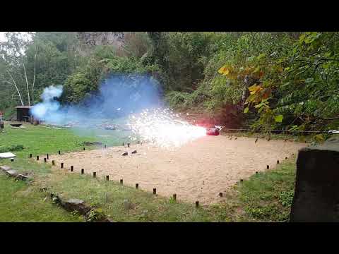 Schnurrakete trifft auf Bremse, in Slowmotion