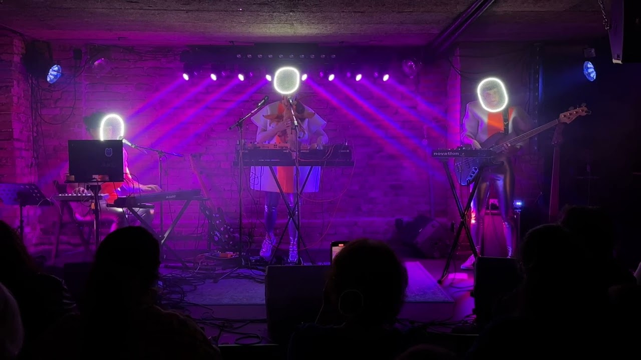 KYUUBI ~ Ebi roll ~ live at Cafe v lese