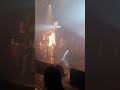VIDEO Al revés de La Beriso, el líder de una banda de rock pidió al público que no canten el MMLPQTP "porque lo vamos a cantar nosotros"