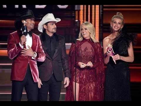 Garth Brooks wins entertainer of the year at CMA Awards