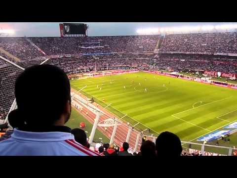 "Cantemos todo que la boca esta de luto que son todos negros putos y de paraguay - RIVER CAMPEON 2014" Barra: Los Borrachos del Tablón • Club: River Plate