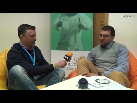 Разговор с посетител по време на „Дни на кариерата“ в секторите ИТ, Телекомуникации и ВРО