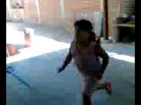 chari atabesando la puerta