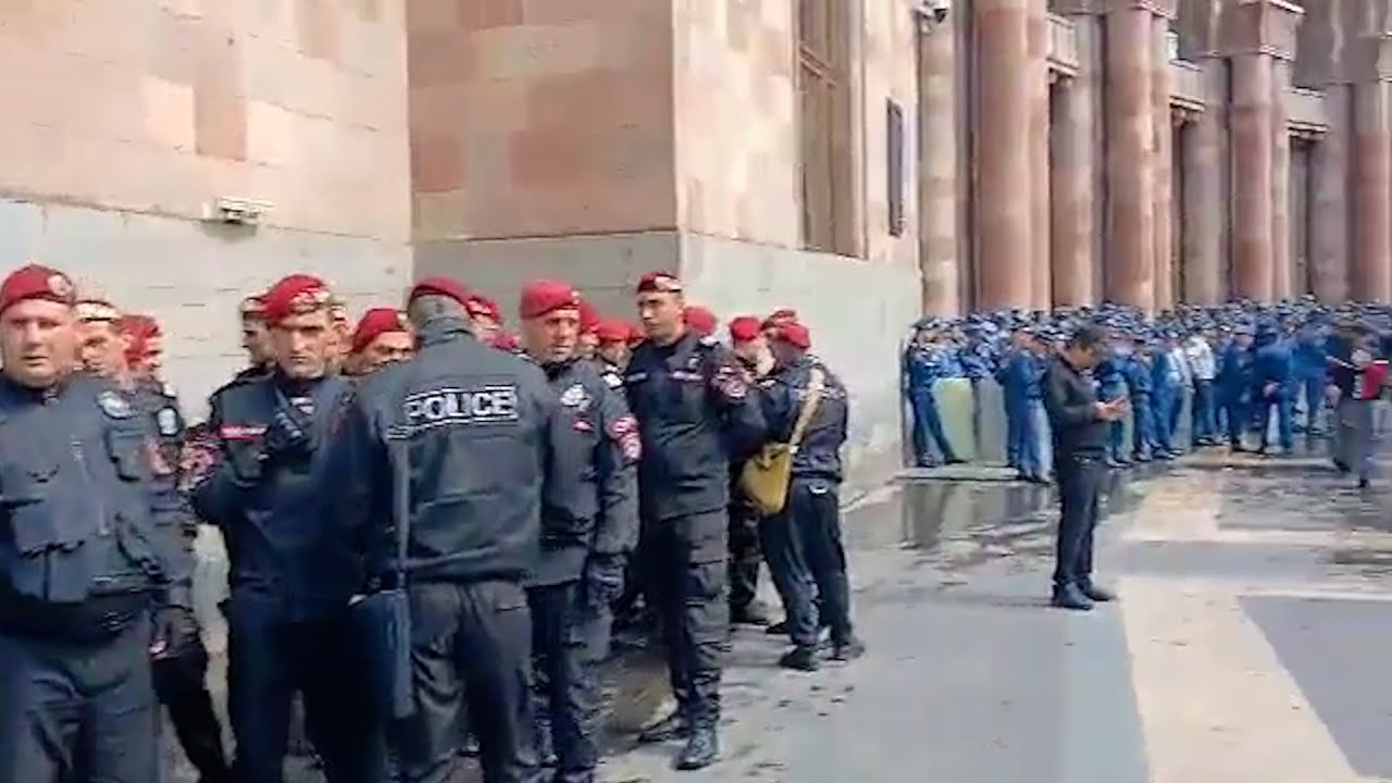 Ոստիկանական ուժերը շրջափակել են կառավարության շենքը