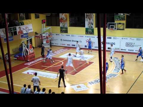 Ostatnie sekundy 4. kwarty meczu Exact Systems Śląsk Wrocław - KS Pogoń Prudnik