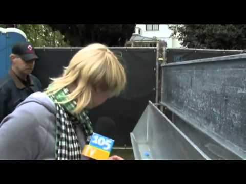 Mann wäscht sich die Hände im Urinal