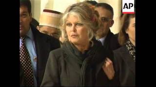 Bardot at mosque to protest animal slaughter for Eid