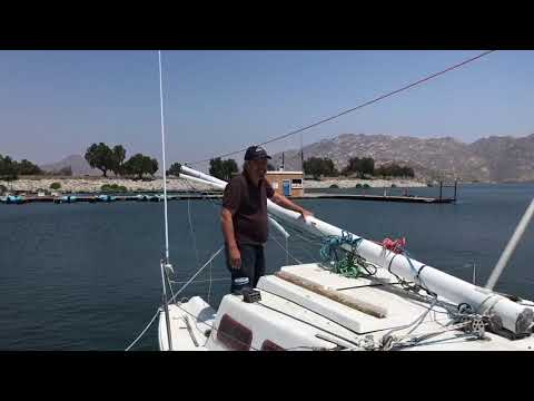 Mikee and Alex Git ‚er Done - drop the mast on a Schock 23