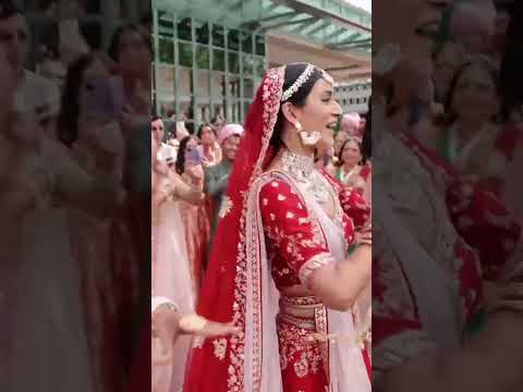 Bride surprises everyone with her own dance at the Baraat!