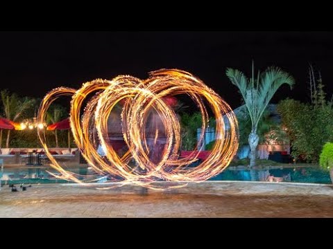 Spectacle de feu au bord d’une piscine