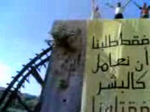 تعليق لافتات ثورية على النواعير في مدينة حماة في جمعة "ارحل"